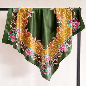 Carré de soie vert foncé vintage avec motifs de vignes dorées et fleurs roses