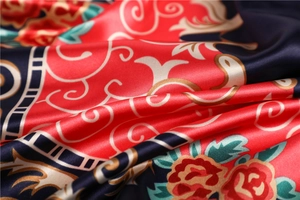 Vue macro d'un foulard en satin de soie avec pivoines éclatantes et motifs de vignes