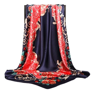 Écharpe en satin de soie bleu marine et rouge avec motifs floraux européens et fini brillant