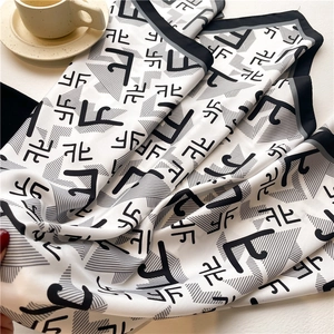 Détail d'un foulard en soie élégant avec imprimé géométrique noir et blanc chic