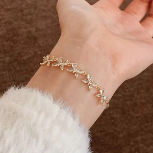 Elegantes verstellbares Schmetterlingsarmband mit Zirkonia und Goldbeschichtung