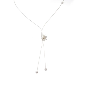 Elegante collana lunga in argento con pendente a stella e perle bianche tonde