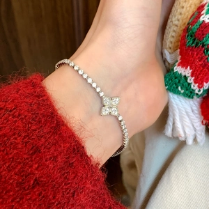 Funkelndes Silberkleeblatt Armband mit Zirkoniasteinen am Knöchel für Feiertage