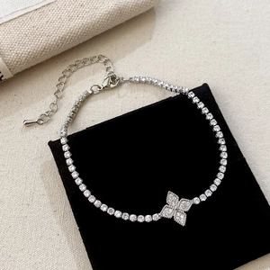 Detailansicht eines Silberarmbands mit Zirkonia-Blüte auf schwarzem Samtbeutel-Hintergrund