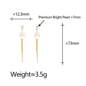 Boucles d'oreilles élégantes à pampilles dorées et perles blanches, longueur de 73 mm