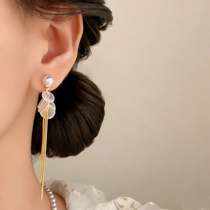Boucles d'oreilles perles élégantes avec pompons dorés et disques de coquillage