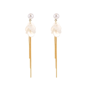 Boucles d'oreilles dorées à pampilles avec perles blanches et pétales délicats