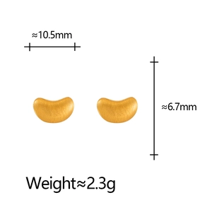 Orecchini a lobo a fagiolo dorati spazzolati con dimensioni di 10,5 mm di larghezza e 6,7 mm