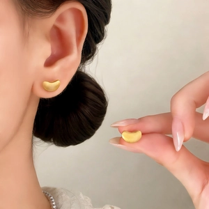 Orecchini a perno minimalisti a forma di fagiolo dorato con finitura opaca