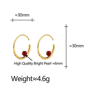 Créoles dorées minimalistes avec perle rouge et mesures de 30mm de diamètre incluses