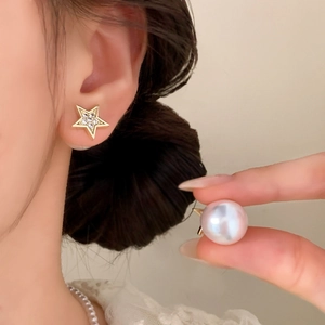 Orecchini a stella con cristalli e grandi perle bianche in montatura placcata oro 18K