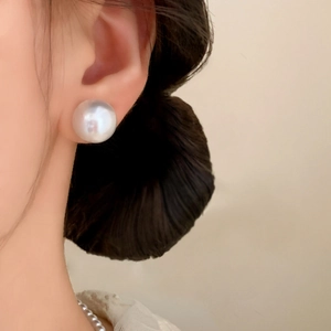 Eleganti orecchini a perno con grandi perle bianche minimaliste di alta qualità