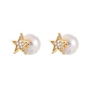 Eleganti orecchini a stella dorati con zirconi incastonati e accenti di perle bianche