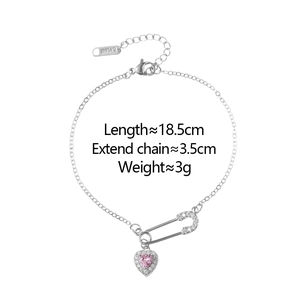 Détail du bracelet trombone en acier argenté avec cœur rose et breloque épingle de sûreté