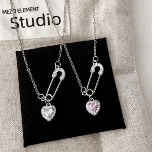 Colliers épingle à nourrice chic avec pendentifs cœur en zircon sur carte noire