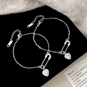 Bracelets trombone élégants avec breloques cœur en zircon rose et blanc sur velours noir