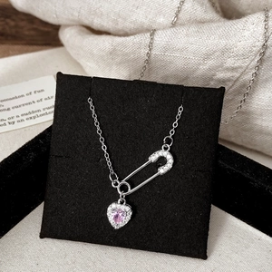 Détail du collier trombone avec cœur en zircon rose et cristaux micro-pavés élégants et raffinés