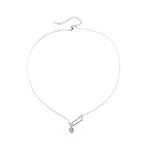 Détail du pendentif trombone avec zircons blancs et pierre de cœur rose sur collier argent