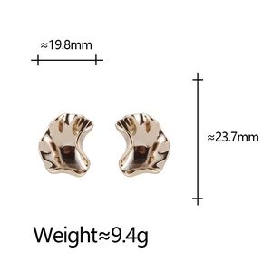 Technical specifications showing dimensions and weight of gold irregular wave earrings