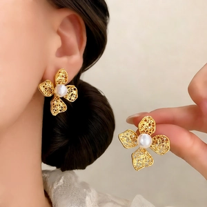 Elegante goldene hohle Spitzenblumen-Ohrstecker mit weißen Perlen für Damen