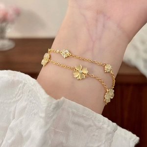 Bracciale a doppio strato dorato con quadrifogli in occhio di gatto e piccoli cristalli