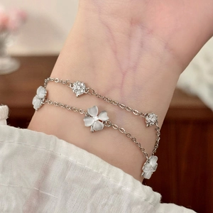Bracciale a doppio strato in argento con fiori in occhio di gatto e zirconi lucidi