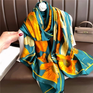 Écharpe de luxe en soie vert foncé avec motif tournesol et finition satinée