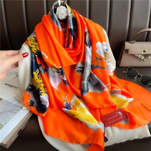 Sciarpa di lusso in 100% seta con stampa floreale arancione e blu su maglia bianca