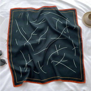 Elegante foulard di seta verde smeraldo con linee astratte e bordo a contrasto arancione