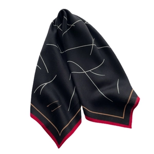 Elegante sciarpa in seta con motivi astratti e bordo rosso su sfondo bianco