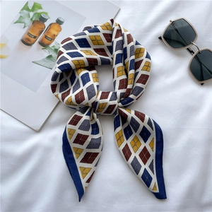 Foulard soyeux rétro à motif losanges bleu marine et jaune avec un nœud élégant