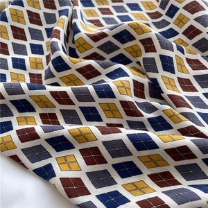 Gros plan d'un foulard géométrique à losanges avec texture velours et tissage à chevrons