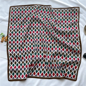Foulard carré en soie avec motifs géométriques vintage en rouge, vert et violet