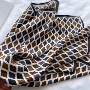Gros plan détaillé du foulard en soie à losanges avec texture lisse et couture fine