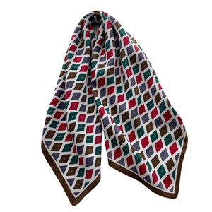 Carré de soie vintage à motif losanges rouge et vert avec texture velours douce