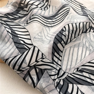 Détail d'un foulard doux à imprimé noir et blanc avec texture chevron et éclat délicat