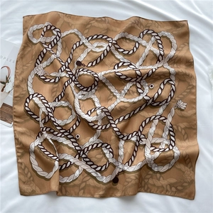 Carré de soie classique camel double face avec motifs de cordes style luxe français