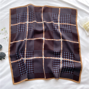 Élégant foulard en soie à motif pied-de-poule bleu et marron drapé sur fond blanc