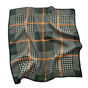 Élégant foulard en soie pied-de-poule avec motif quadrillé orange et texture satinée