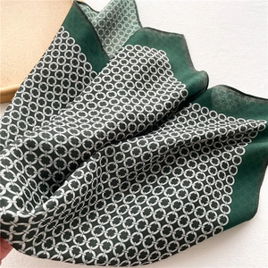 Écharpe en soie vert foncé avec motif anneaux blancs sur fond blanc texturé élégant
