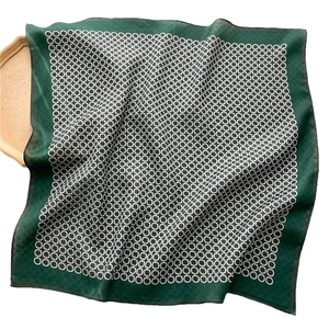 Carré de soie vert foncé avec motif chaîne blanche présenté en plis doux et naturels