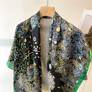 Retro 110cm floral silk-feel scarf with daisy patterns and vibrant green border
