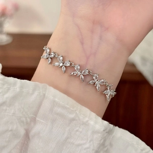 Elegante bracciale a farfalla in argento con zirconi scintillanti sul polso femminile