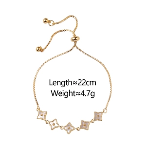 Elegantes goldenes Kleeblatt-Armband mit weißen Muscheleinlagen und verstellbarem Zugband