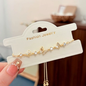 Détail du bracelet papillon doré ajustable avec nacre blanche et pierres de zircone