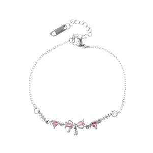 Bracelet minimaliste en acier inoxydable avec cœur en zircon rose et nœud sur fond blanc