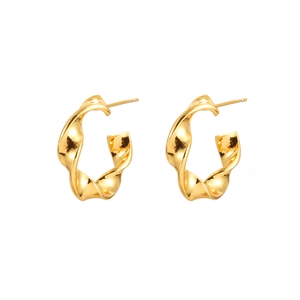 Boucles d'oreilles créoles C torsadées dorées avec un design en spirale minimaliste