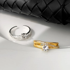 Bagues ouvertes minimalistes en argent et or avec zircons sertis et texture à couches