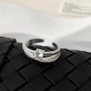 Vue macro de la bague double couche argentée ornée de zircons sertis de précision
