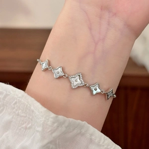 Adjustable silver star bracelet with shimmering white shells and zircon stone inlay